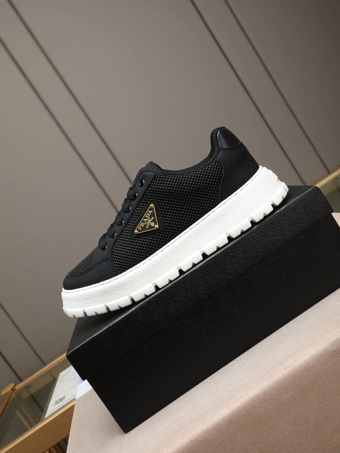 Men's Men's Shoes 💰440 Prada/Prada Men's new casual shoes, this sports shoe is made of imported calfskin upper with breathable mesh and breathable mesh lining. The foot pads are made of sheepskin, and the outsole is made of non-slip sports exclusive rubber outsole with logo. It feels good on the feet and is a fashionable item! Size: 38-44 (45 customized)